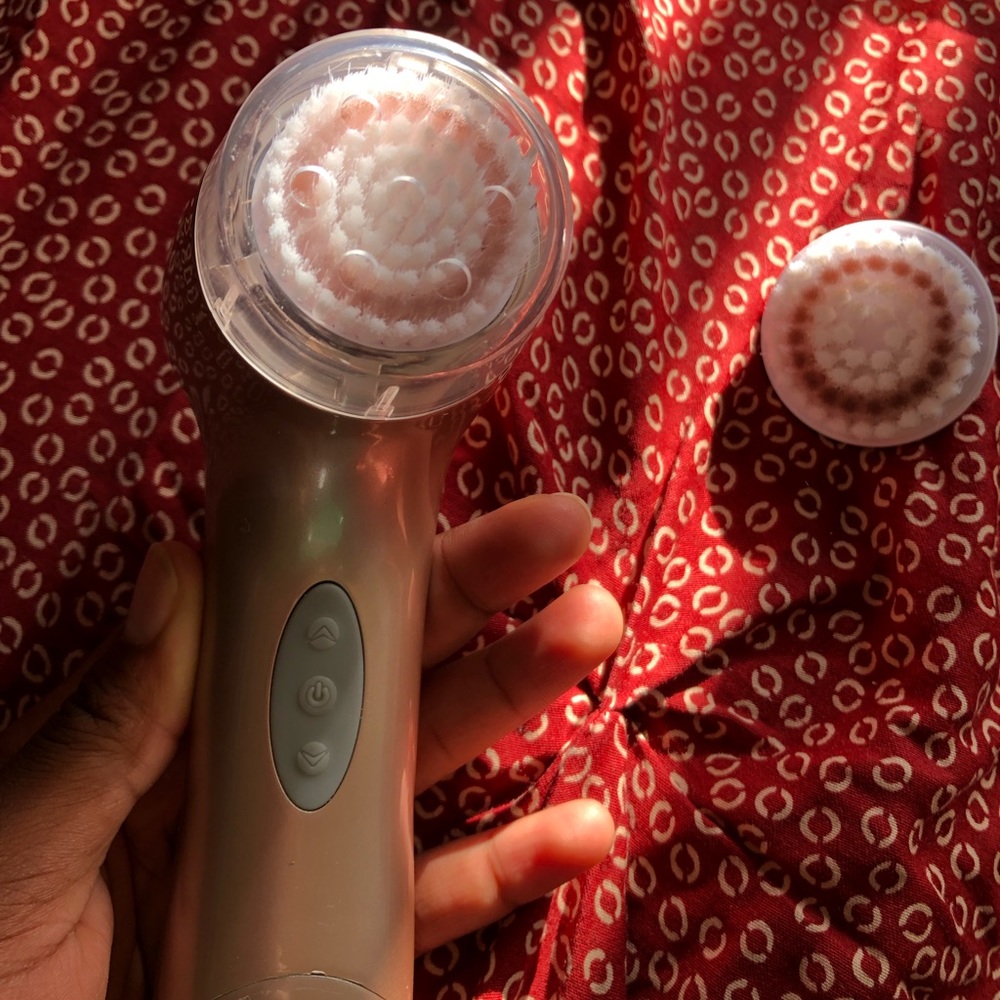 Facial cleansing brush
